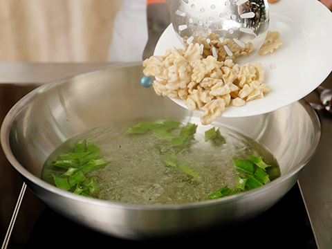 沸水燙熟，過(guò)冰水待用，然后鮮核桃仁入鍋燙熟。