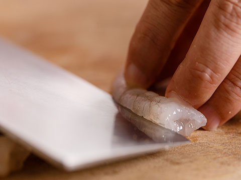 蝦仁洗凈在背部用刀劃開(kāi)。
