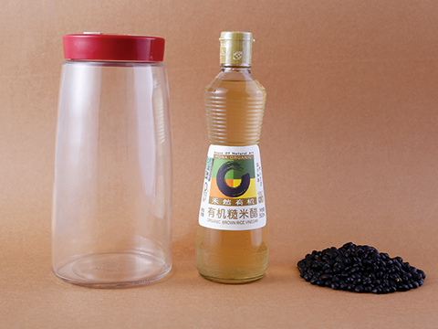將有機黑豆、制醋器用冷開(kāi)水分別洗凈、晾干；