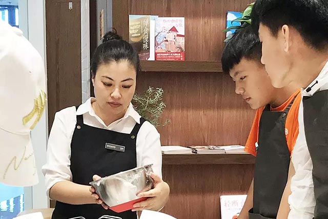 （孩子們在“寒舍欣和學(xué)習特色甜品烘焙）