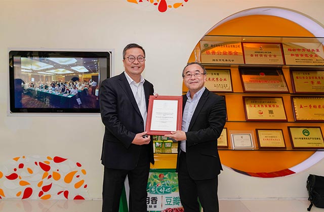 （欣和副總經(jīng)理與饒平凡教授 再現獲得全球食品工業(yè)大獎情景）