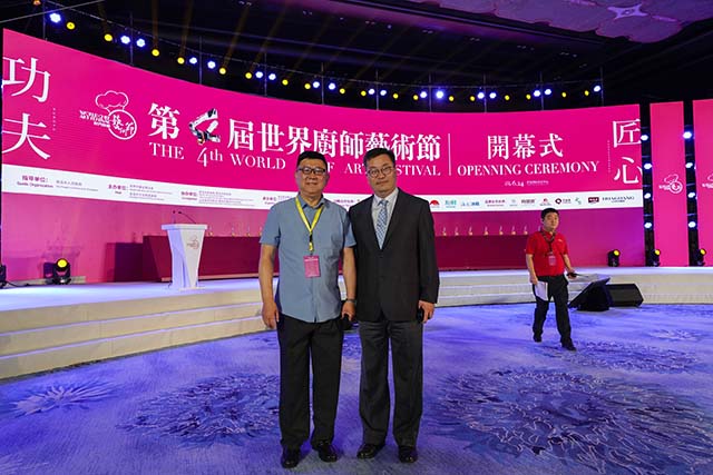 （山東烹飪協(xié)會(huì )副秘書(shū)長(cháng)賈富源先生與欣和企業(yè)總經(jīng)理姜軍武先生）