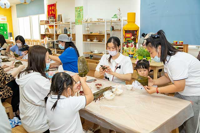 （與爸爸媽媽一起做手工、包粽子）