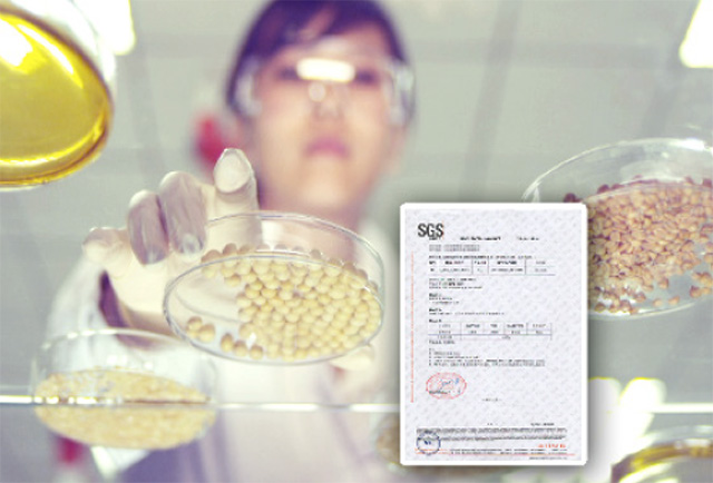(負責檢測的工作人員正按照技術(shù)標準認真檢測每一批次的原料)